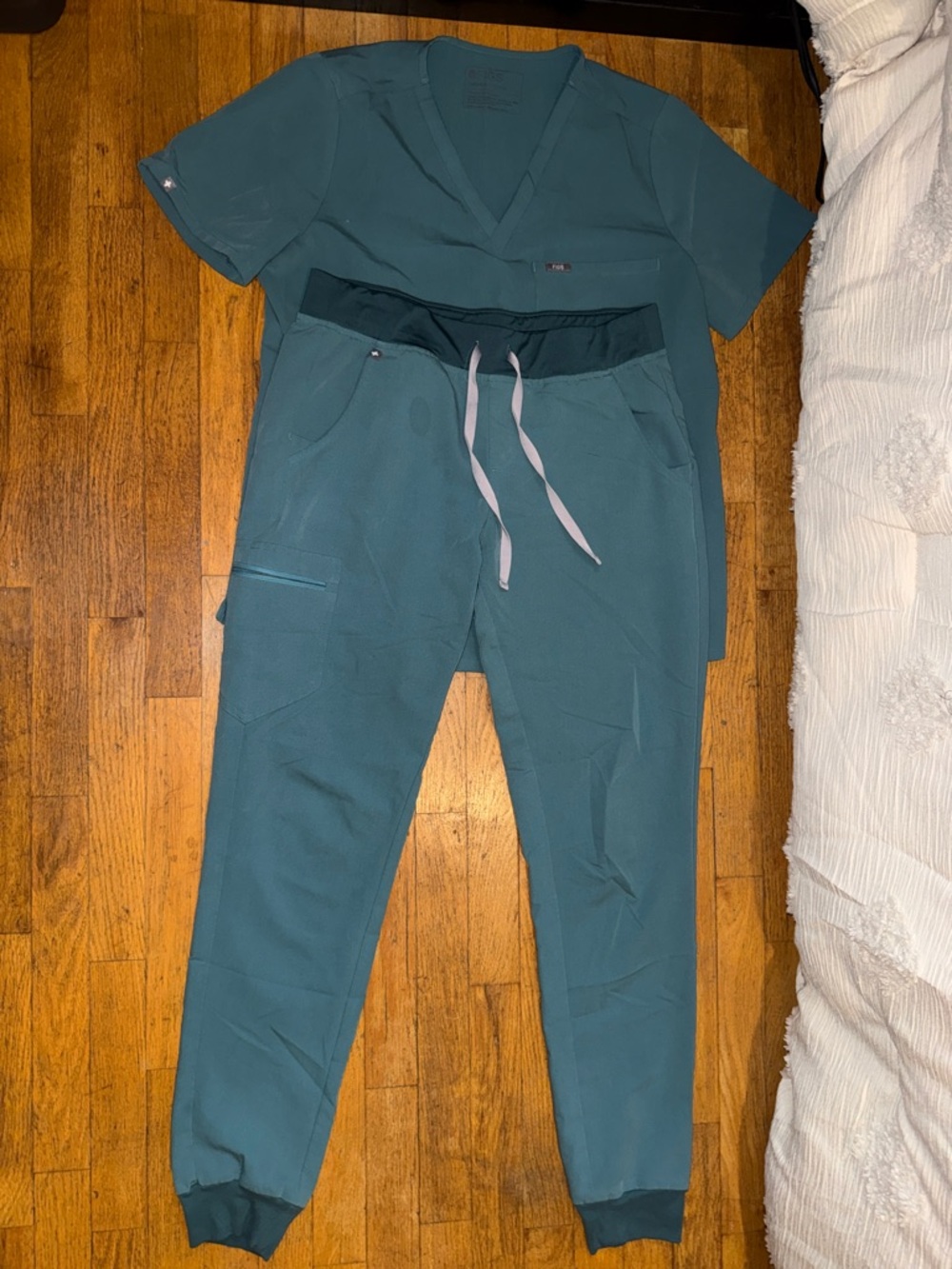Figs Teal Medical Scrub Set - Top (Large) & Jogger Pants (Medium Tall)